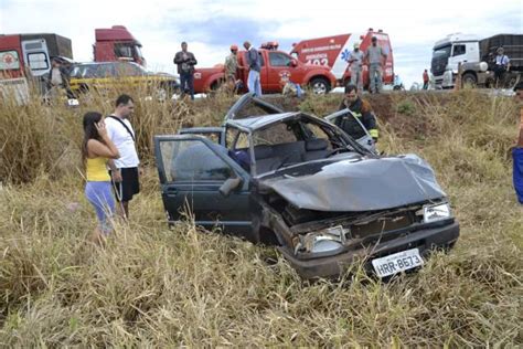 Ao Evitar Colis O Hilux Uno Capota V Rias Vezes E Ficam Feridos