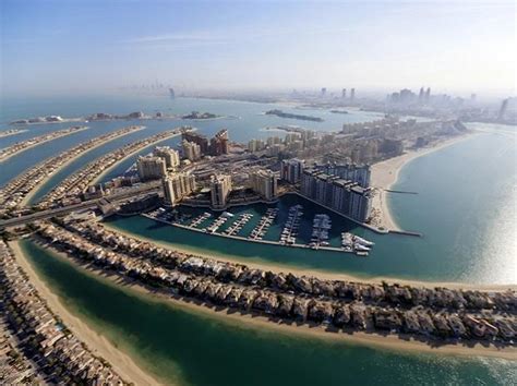 These fake islands with fancy real estate could spell real economic trouble