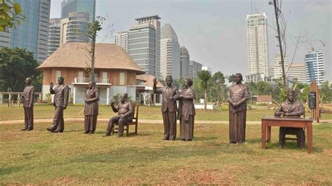 Hiasi Hutan Kota Gbk Begini Wujud 7 Patung Presiden Indonesia