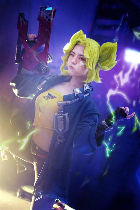 Zeri cosplay by ins @cumoku : r/leagueoflegends