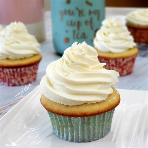 Vanilla Cupcakes With Whipped Cream Cheese Frosting