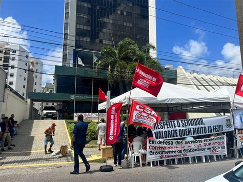 Servidores protestam contra decisão do TCE que deu prazo para não