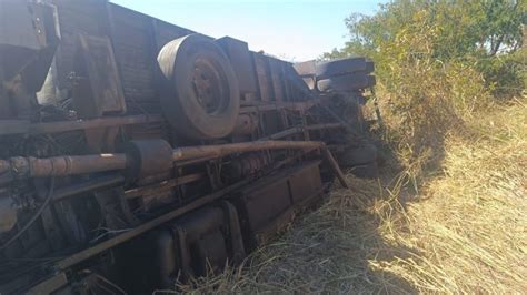 Motorista sai ileso após caminhão tombar na rodovia João Traficante