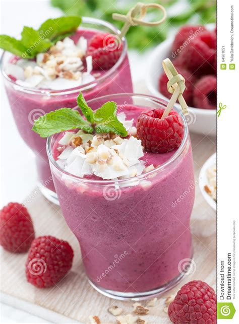 Smoothies Frescos De La Baya Con Las Nueces En El Tablero Blanco