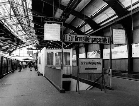 Bahnhof Friedrichstrasse In Ost Berlin Der Ddr Berlin East Berlin