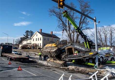 Large Excavator Falls Off Its Trailer In Merrimack Greeley Street