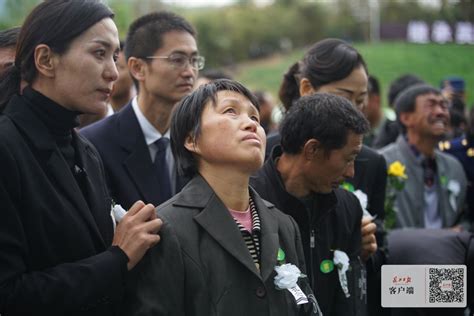 送别救火英雄！烈士家属悲恸瘫倒在地 图集 武汉 新闻中心 长江网 Cjn Cn