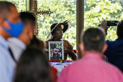 Bruno Pereira Corpo é velado em cerimônia despedida indígena