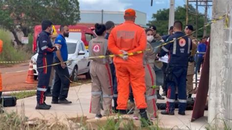 Trabalhador morre eletrocutado após encostar barra de ferro na rede