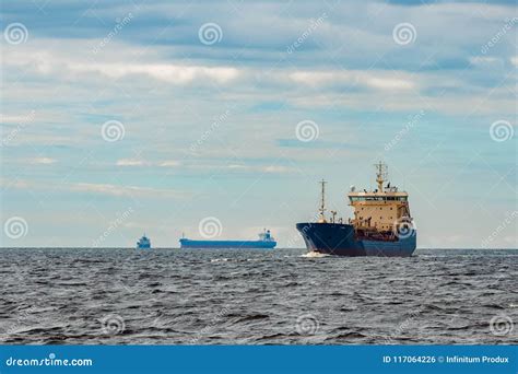 Nave De Petrolero Azul Del Cargo Foto De Archivo Imagen De Azul