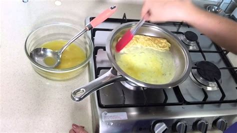 Настоящая корейская кухня: ОМЛЕТ ПО-КОРЕЙСКИ 계란말이 - YouTube