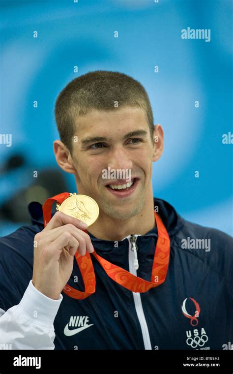 Michael Phelps Estados Unidos Demuestra Su Medalla De Oro Para El