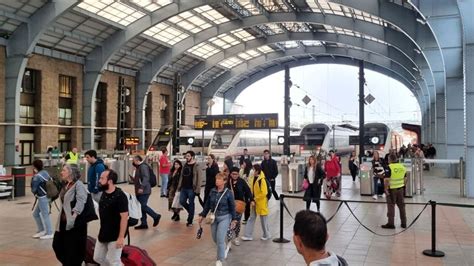 Normalidad en la estación de tren de A Coruña en la vuelta al cole