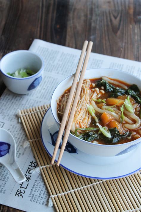 Soupe de nouilles udon aux légumes vegan aime mange