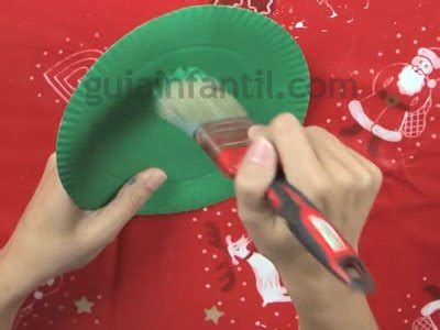 Árbol de Navidad con platos de cartón Manualidades de reciclaje