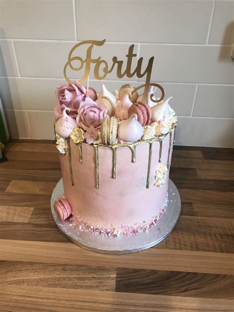 A Pretty 40th Birthday Drip Cake Decorated With Hand Made Sugar Flowers M Pastel De Cerveza