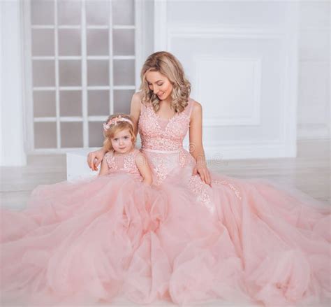 A Mamã E a Filha Em Luxuoso Cor de rosa Luxúria Vestem se Roupa Da