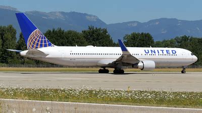 N672UA Boeing 767 322 ER United Airlines Breno Dantas JetPhotos