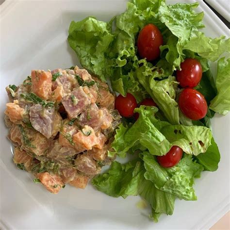 O almoço de hoje foi um Tartare de atum e salmão cortei os peixes em