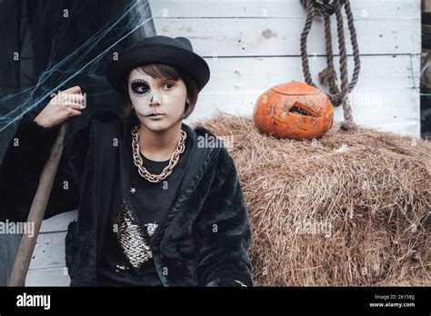 Belle petite fille effrayante célébrant halloween Un maquillage noir