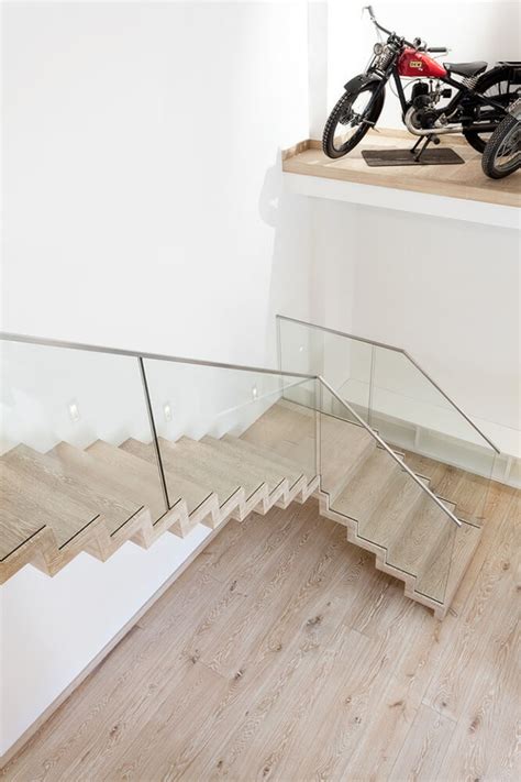 Holztreppe moderne Faltwerktreppe schwebende Treppe mit Glasgeländer