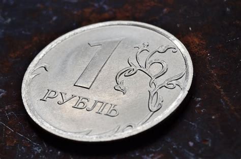 La moneda rusa con un valor nominal de 1 rublo se encuentra en un ...