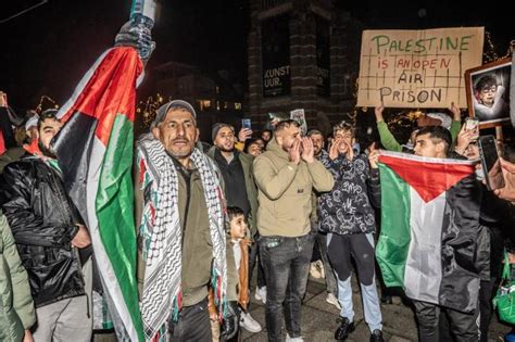 Zon Tweehonderd Mensen In Roeselare Protesteren Tegen Oorlog Tussen