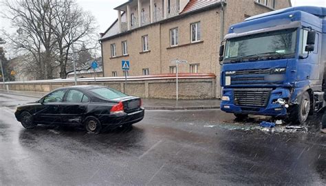 Zderzenie dwóch samochodów osobowych i pojazdu ciężarowego WIELKOPOLSKA