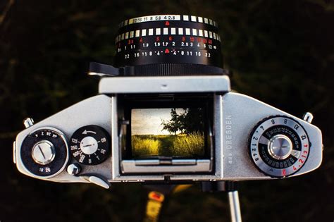 Photographer shoots the world trough the viewfinder of an old film ...