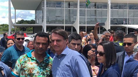 Bolsonaro Cumprimenta Apoiadores Na Pra A Dos Tr S Poderes Poder