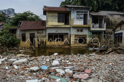 Pembebasan Lahan Normalisasi Kali Ciliwung Antara Foto