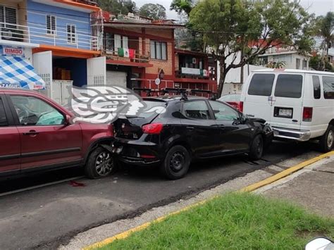 Camioneta Choca Contra Veh Culo Estacionado En Avenida De Xalapa