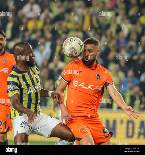 Istanbul Turkey October Enner Valencia Of Fenerbahce Leo Duarte