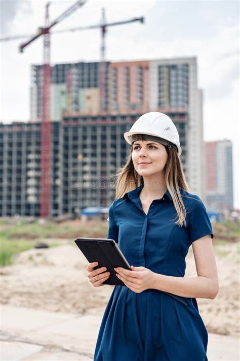 Ingeniero De Construcción De Sexo Femenino Arquitecto Con Una Tableta