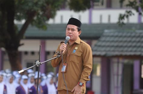 Jadi Pembina Upacara Di Sman Sumbawa Besar Ketua Dprd Berikan