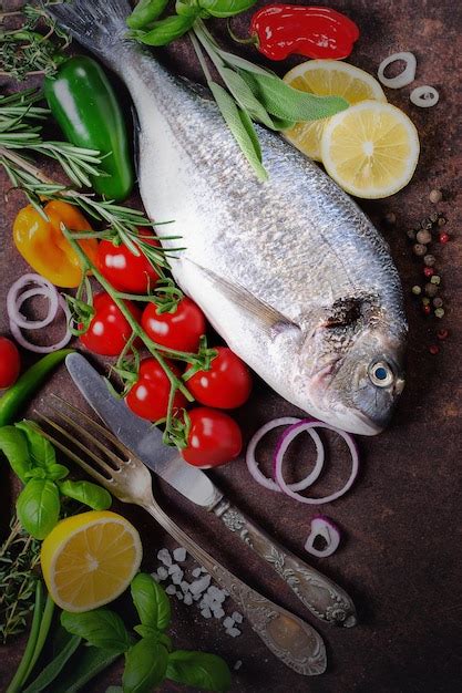 Pescado Fresco Sin Cocer Dorada Dorada Con Hierbas De Lim N Verduras Y