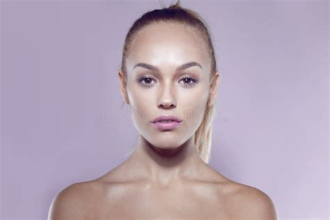 Portrait Avant De Jeune Femme Blonde Sexy Avec Le Beau Maquillage Au Dessus Du Fond Gris Image