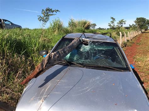 Motorista dorme ao volante e carro bate em cerca às margens de rodovia