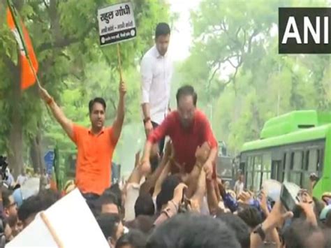 Delhi Bjp Chief Virendraa Sachdeva Fall During Protest Against Congress