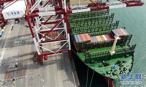 Das Größte Containerschiff Der Welt Tritt Seine Jungfernfahrt Im Hafen Von Qingdao An Cn