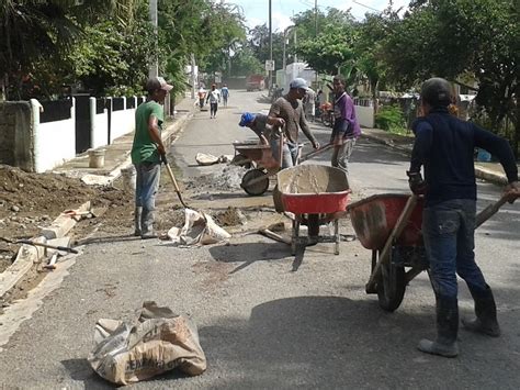 Así continúan los trabajos de aceras y contenes en el sector los