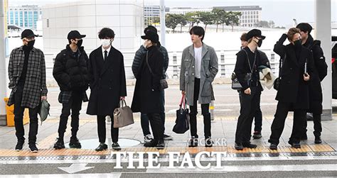 Tf사진관 방탄소년단 공항 떠들썩하게 만든 월드스타의 출국길 포토 기사 더팩트