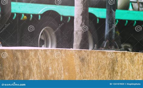 Las Gotas De Agua Caen En El Asfalto En El Fondo De Las Ruedas De Un