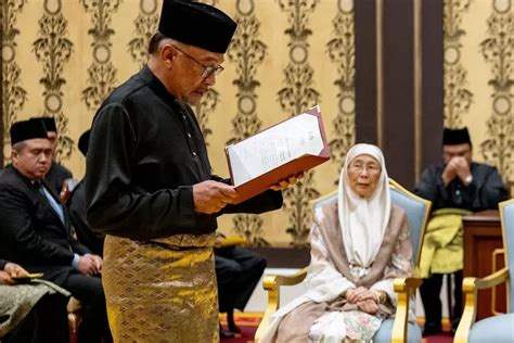 Anwar Ibrahim Resmi Dilantik Raja Jadi Pm Malaysia Saya Ambil Tugas