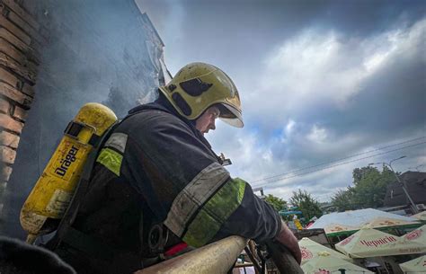 У Києві рятувальники загасили пожежу, дим від якої став причиною затору ...