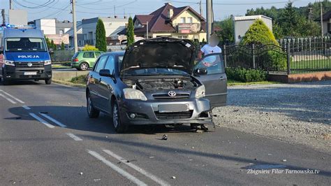 Wypadek dwóch samochodów w Skrzyszowie Uszkodzony słup energetyczny