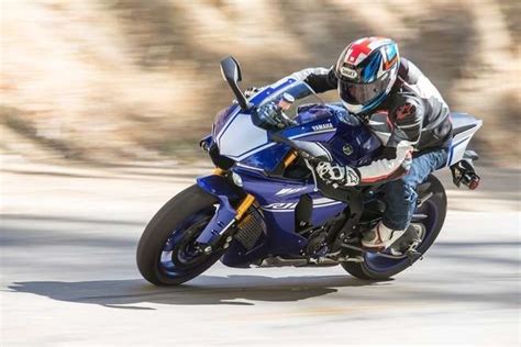 2017 Suzuki GSX R1000R Vs 2017 Yamaha YZF R1 Comparison Review