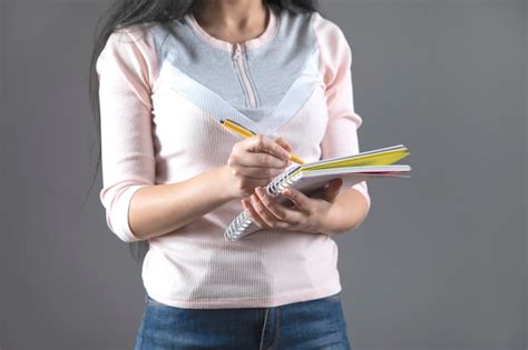 Bloc De Notas Y Pluma De Mano De Mujer Foto Premium