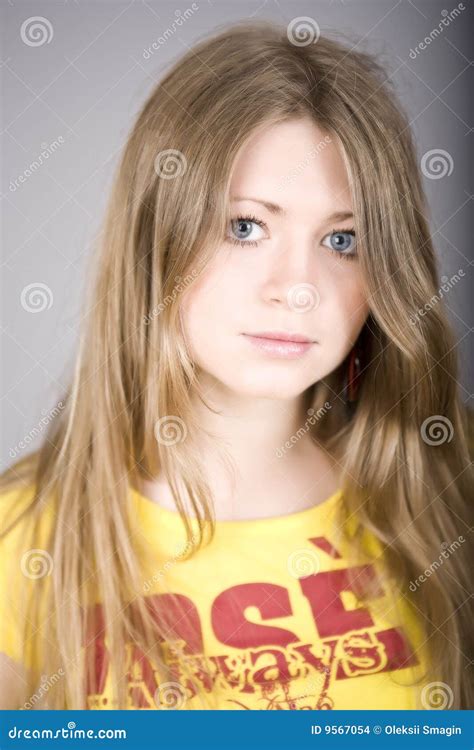 Blonde Hermoso De La Muchacha Con Los Ojos Azules Foto De Archivo Imagen De Sensualidad Piel