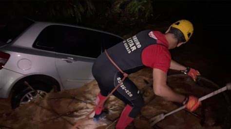 Homem morre afogado após carro ser arrastado por temporal em MG